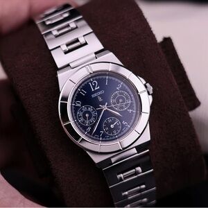 Vintage 1981 Seiko Lukia 5Y89-0B30 Women’s Watch
Blue Sunburst Triple Sub-Dials